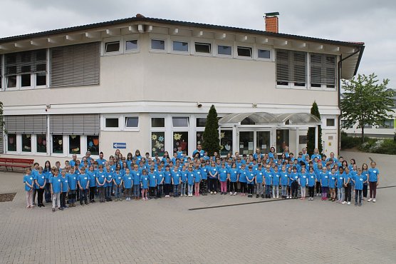 An der Heinz-Sielmann-Grundschule in Niedersachswerfen freut man sich &uuml;ber einen ganzen Schulsatz neuer T-Shirts (Foto: Kerstin Schiller-Benkstein)