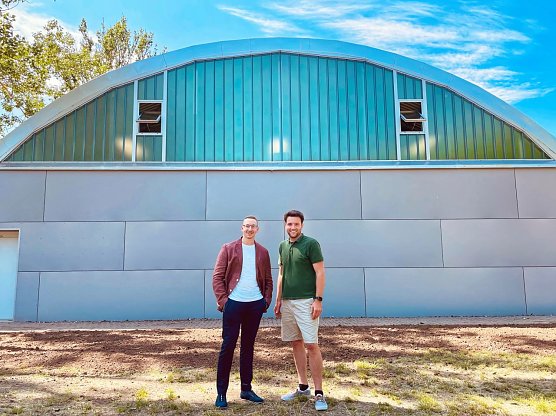 Der Kanzler der Hochschule Nordhausen, Jan Funke, und Hochschulsportkoordinator Andr&eacute; Rummel sind stolz auf die nun voll sanierte Sporthalle (Foto: Tina Bergknapp)