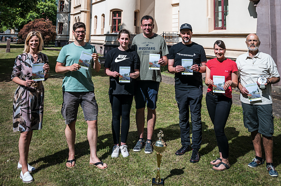 v.l.: Alexandra Rieger (B&uuml;rgermeisterin Stadt Nordhausen), Christian Schelauske (Landratsamt Nordhausen) und die siegreichen Auebiker des Stadtradelns 2022 (Foto: Pressestelle Landratsamt)