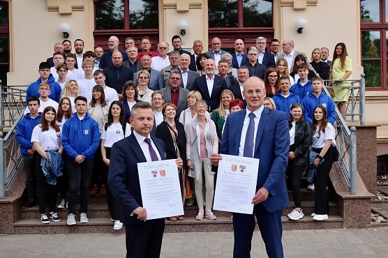 Der Kreistag und die polnische Delegation samt Sch&uuml;lerkontigent waren zur Unterzeichnung zu Gast im Landratsamt (Foto: Pressestelle Landratsamt)