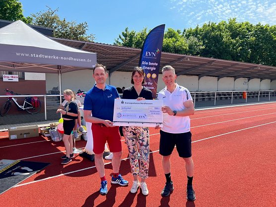 500 Euro spendeten die Stadtwerke beim 8. Nordh&auml;user Mukolauf (Foto: Bild: Energieversorgung Nordhausen GmbH)