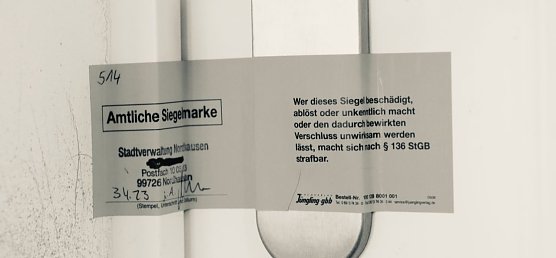 Siegelmarke an einem B&uuml;ro im Nordh&auml;user Rathaus (Foto: agl)