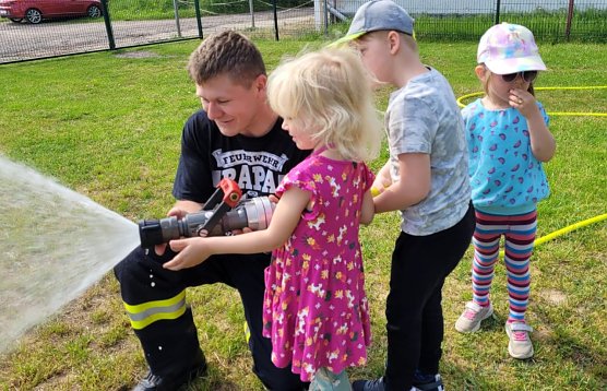 Die Feuerwehr fand im M&auml;rchenland begeisterte Kinder (Foto: DRK Nordhausen)