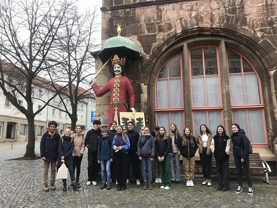 Der Besuch aus Frankreich vor dem Roland (Foto: Christoph Keil)