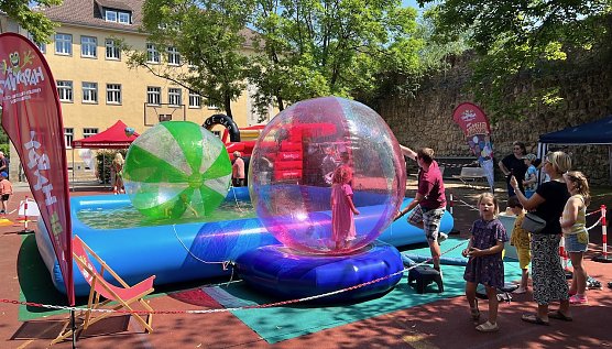 Das Kinderfest auf dem Petersberg wartete mit Spie und Spa&szlig; auf (Foto: Ron Schuster)