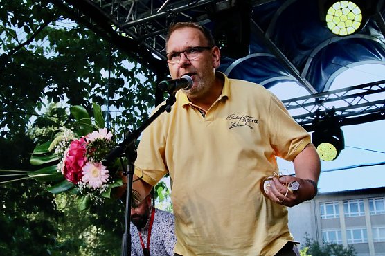 Ein Jahr hat's gedauert, nun durfte sich auch J&ouml;rg Menge in als Ebersberg a. D. in das Ehrenbuch der Stadt eintragen (Foto: agl)