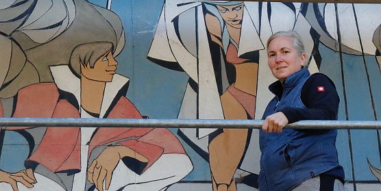 Restauratorin Suzy Hesse vor dem Wandgem&auml;lde in der Sangerh&auml;user Stra&szlig;e (Foto: nnz-Archiv)