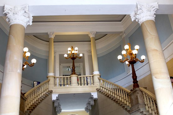 Prächtiger Aufgang zum Blauen Saal im Schloss Sondershausen (Foto: Eva Maria Wiegand) Prächtiger Aufgang zum Blauen Saal im Schloss Sondershausen (Foto: Eva Maria Wiegand)