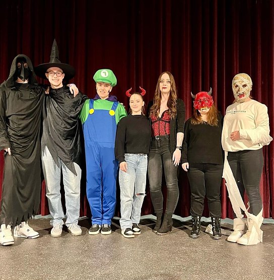 Neues Theaterstück der zukünftigen Erzieher an der pro vita Akademie (Foto: pro vita Akademie) Neues Theaterstück der zukünftigen Erzieher an der pro vita Akademie (Foto: pro vita Akademie)