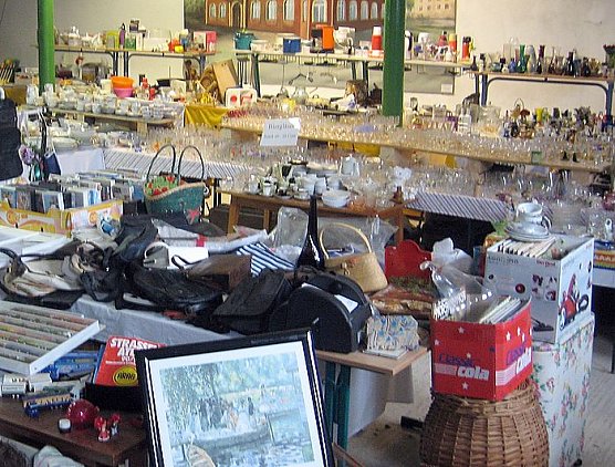 Flohmarkt am Schloss in Heringen (Foto: U. Hoffmann) Flohmarkt am Schloss in Heringen (Foto: U. Hoffmann)