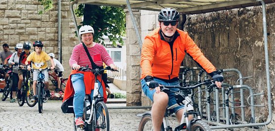 Am Rathaus startete man heute zum "Stadtradeln" (Foto: agl)