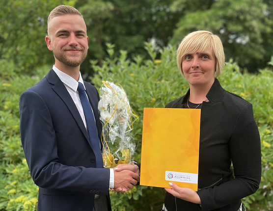 Ausbilderin Franziska Bernsdorf gratulierte ihrem Auszubildenden Loris Fiedler zur bestandenen Pr&uuml;fung und &uuml;bergab ihm sein Ausbildungszeugnis (Foto: Stadtwerke Nordhausen)