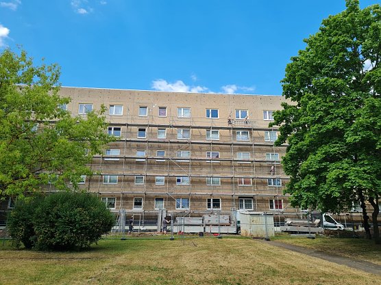 Aktuell wird auf der Hofseite des Wohnblockes Zuckerweg 5 bis 19 in Nordhausen-Salza das Ger&uuml;st gestellt. Im Anschluss wird die Fassade mit Mineralwolle ged&auml;mmt, frisch verputzt und gemalert. (Foto: SWG/Susanne Schedwill)