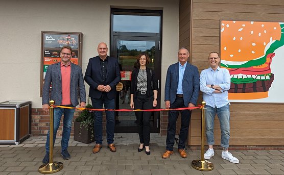 v.l.n.r. Bauherr Sven Schubert, B&uuml;rgermeister Steffen Grimm, Silke Hambrock von der Kyffh&auml;usersparkasse, Betreiber Bernd Leinemann sowie Projektentwickler Tobias Schneegans  (Foto: Janine Skara)