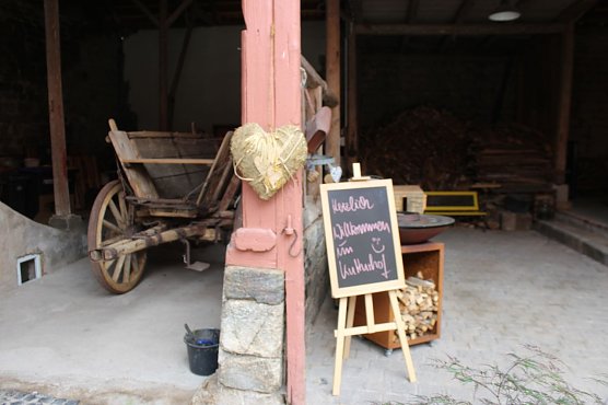 Der Hof ist liebe- und geschmackvoll ausgestaltet (Foto: oas) Der Hof ist liebe- und geschmackvoll ausgestaltet (Foto: oas)