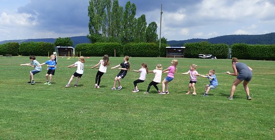 Kindersportfest Tauziehen (Foto: SV Hermannsacker) Kindersportfest Tauziehen (Foto: SV Hermannsacker)