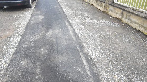 Sch&ouml;n ist das nicht, was sich als B&uuml;rgersteig auf langer Strecke in der Bochumer Stra&szlig;e zeigt: Asphaltiert und eingebettet zwischen Kies und Schotter pr&auml;sentiert er sich. (Foto: Anton Adlerauge)