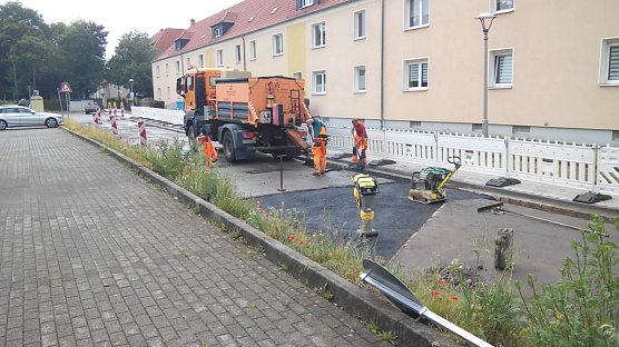 Flei&szlig;iges Schaffen l&auml;sst in der Wilhelm-Raabe-Stra&szlig;e auf ein baldiges Ende aller Arbeiten in diesem Bereich hoffen. (Foto: Anton Adlerauge)