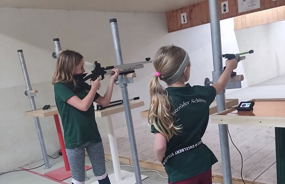 Ausbildung mit dem Lichtgewehr in Osterode (Foto: Andrea Manz) Ausbildung mit dem Lichtgewehr in Osterode (Foto: Andrea Manz)