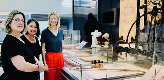 v.l.: In den Nordh&auml;user Museen gibt es Geschichte, Kunst und Kurioses zu entdecken. Das passende Programm haben Astrid Lautenschl&auml;ger, Susanne Hinsching und B&uuml;rgermeisterin Alexandra Rieger heute vorgestellt (Foto: agl)