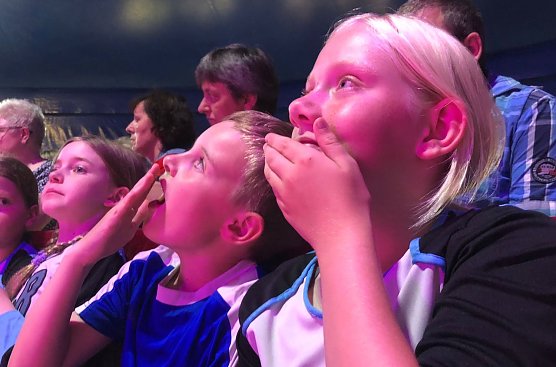 Leuchtende Kinderaugen während der Vorstellung (Foto: M.Schröter) Leuchtende Kinderaugen während der Vorstellung (Foto: M.Schröter)