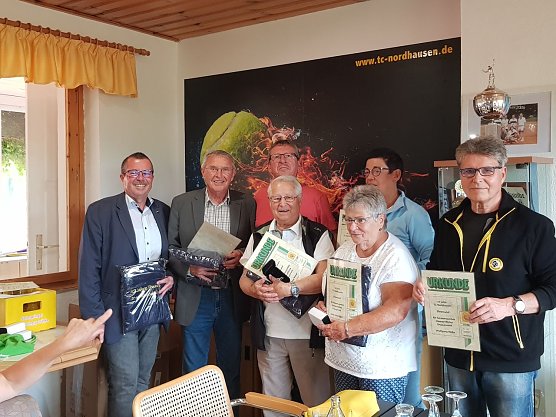 v.l: Vereinsvorsitzender Peter Behrschmidt, Bernd Franke, Michael Lupprian, Klaus Meyer, Karla Oelsch&auml;ger, Bettina Henning und Wolfgang B&auml;the. Nicht auf dem Bild Konrad Lincke (Foto: Tennisverein Nordhausen)