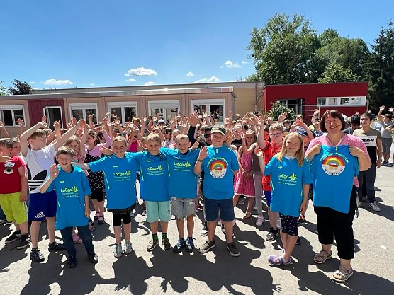 F&uuml;r die Schule gab es auch neue Sport-Shirts (Foto: Grundschule Niedersalza)