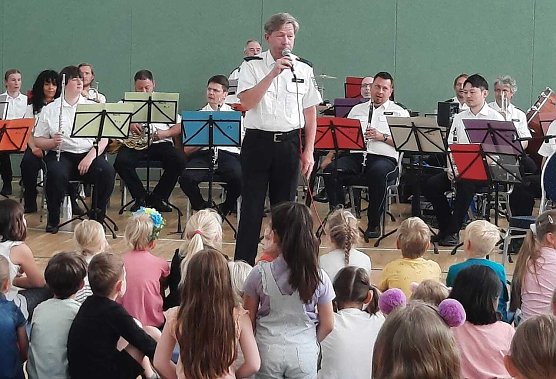 Th&uuml;ringer Polizeiorchester zu Gast in der Grundschule "Albert Kuntz" Nordhausen-Salza (Foto: GS Albert Kuntz)