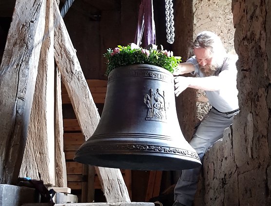 Neue Glocke in Elende aufgehangen (Foto: R.Englert) Neue Glocke in Elende aufgehangen (Foto: R.Englert)