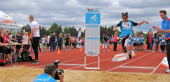 Auf dem Hohekreuzsportplatz ging es kurz vor dem Ferienstart f&uuml;r rund 1.200 Sch&uuml;lerinnen und Sch&uuml;ler noch einmal sportlich zu (Foto: Marie-Theres Bohne)