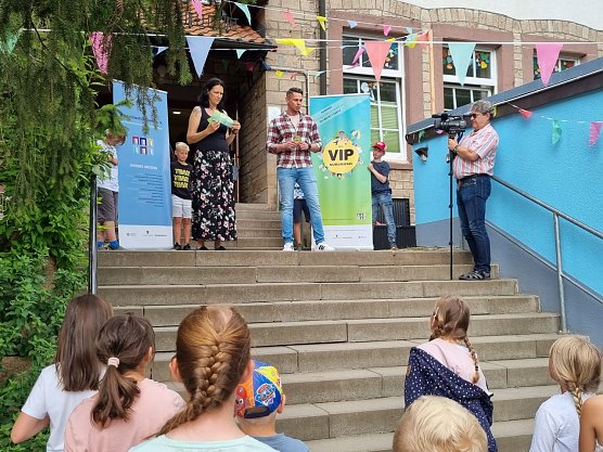 Anika Rockmann (Schulleiterin der Naturgrundschule Heiligenthal) und Mike Leske (Gesch&auml;ftsf&uuml;hrer Erlebniswelt Museen e. V.) bei der &Uuml;bergabe des VIP-Museumspasses (Foto: S. Meinel, Erlebniswelt Museen e. V.)