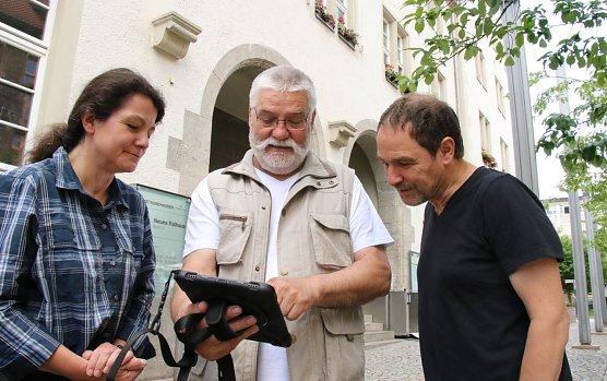 Im Denkmalbeirat applaudiert man der Idee, sucht aber nach einem anderen Standort - v.l. Architektin Pia Wienrich, Stadtf&uuml;hrer Michael Garke und Steinmetz Jan Fehling (Foto: agl)