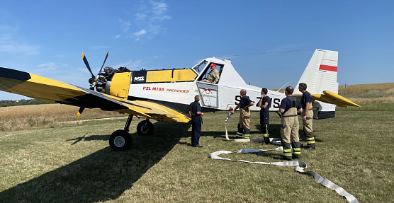 Bei Bielen betankt die Feuerwehr L&ouml;schflugzeuge f&uuml;r einen Einsatz bei Bad Sachsa (Foto: S. Dietzel)