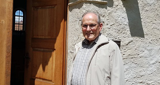 Herbert Buchholz besichtigte letzte Woche die Niedergebraer Kirche und war begeistert, wie sich der Kirchenraum ver&auml;ndert hat. (Foto: R.Englert)