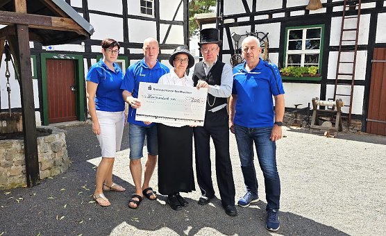 Scheck&uuml;bergabe im Museum (Foto: EKV)