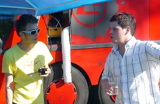 Hendrik Fessel Backstage im Gespr&auml;ch mit Clueso (Foto: nnz)