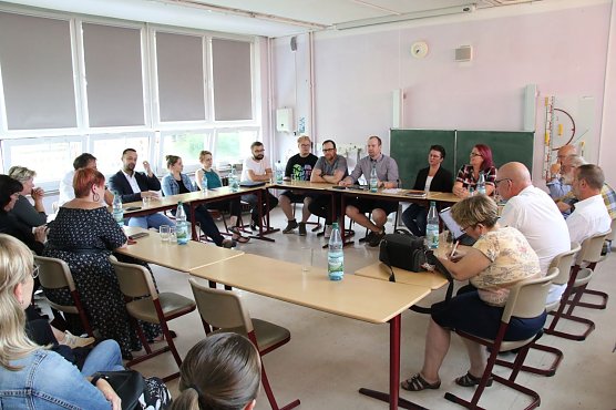 Viel Sachlichkeit trotz gro&szlig;er Runde: in Bleicherode kamen Eltern, Lehrer, Politik und Verwaltung zusammen (Foto: agl)