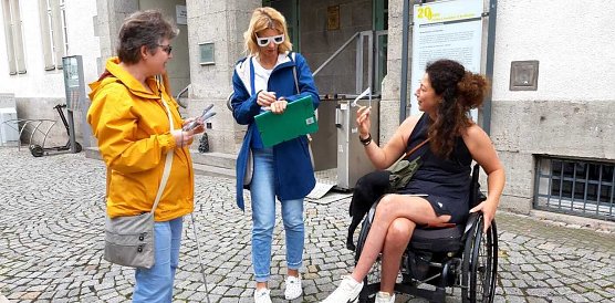 v.l. Ulrike Hottenrott, B&uuml;rgermeisterin Alexandra Rieger und Beauftragte der Stadt Nordhausen f&uuml;r Menschen mit Behinderungen Agnes Czosnykowski vor dem B&uuml;rgerservice der Stadt Nordhausen                            (Foto: &copy;Stadtverwaltung Nordhausen)