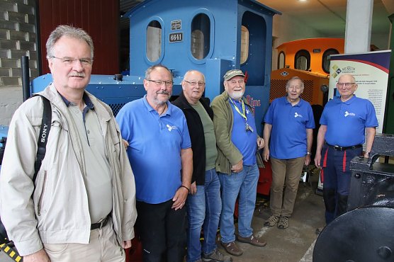 Die T&uuml;ftler am IFA-Museum konnten Volker Langes (links) O&K-Diesellok wieder zum schnaufen bringen (Foto: agl)