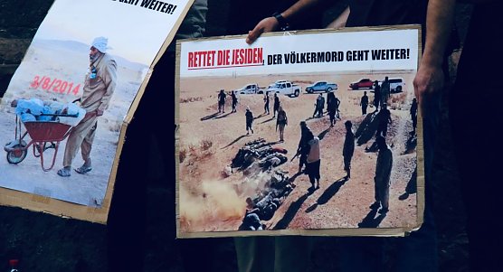 "Der V&ouml;lkermord geht weiter" - auf dem Rathausplatz kam heute die jesidische Gemeinschaft zusammen um an das Schicksal ihrer Glaubensgemeinschaft zu erinnern (Foto: agl)