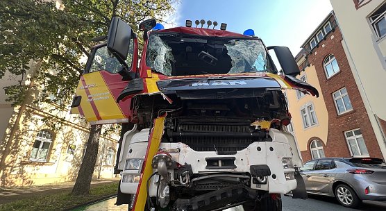 Zwei Feuerwehrfahrzeige fi&szlig;uhren aufeinander (Foto: S.Dietzel)