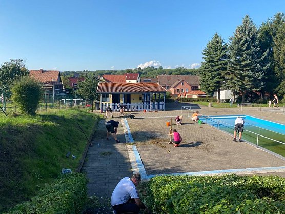 Arbeitseinsatz im Klettenberger Freibad (Foto: F&ouml;rdervereins Freibad Hohenstein)