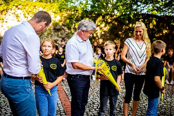 Begrüßung mit Zuckertüte: 96 neue Humboldtianer traten heute ihren "Dienst" an (Foto: C.Keil) Begrüßung mit Zuckertüte: 96 neue Humboldtianer traten heute ihren "Dienst" an (Foto: C.Keil)