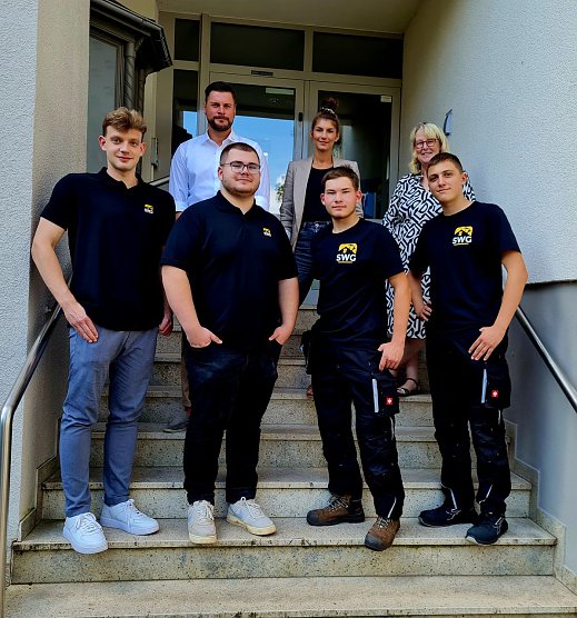Bildunterschrift:  Geh&ouml;ren jetzt zum SWG-Team: Lennart Erdmann, Maximilian Grabert, Niclas Wendt und Paul Eichel (v.l.n.r.) haben im August bei der SWG und der SWG-Objektmanagement GmbH eine Ausbildung begonnen. Objektmanagement-Chef Pascal Wetzler, SWG-Ausbilderin Sarah Krug und SWG-Chefin Inge Klaan freuen sich &uuml;ber den SWG-Nachnachwuchs. (Foto: SWG Nordhausen/Susanne Schedwill)