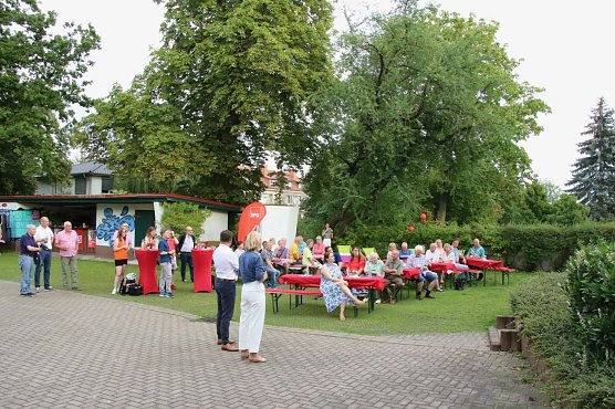 Zum traditionellen Sommerfest trafen sich die Genossen der Nordh&auml;user SPD auf dem Hof des Jugendclubhauses (Foto: agl)