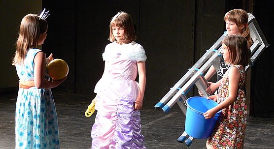 Mit großer Freude dabei (Foto: Theater) Mit großer Freude dabei (Foto: Theater)