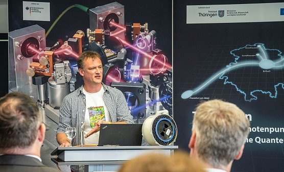 Prof. Dr. Thomas H&uuml;hn am Fraunhofer-Zentrum in Erfurt (Foto: HSN)