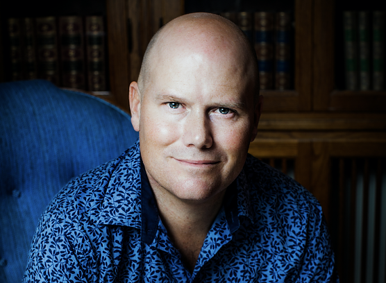 Auto Matthias Edvardsson liest im Tabakspeicher (Foto: Matthias Edvardsson) Auto Matthias Edvardsson liest im Tabakspeicher (Foto: Matthias Edvardsson)