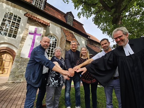 Jochen B&uuml;hling vom Kirchbauverein, Ortsteilb&uuml;rgermeisterin Uta Heydecke, Ingenieur Sixtus Hermanns, Christina Mitzlaff, Stefan Kallmeyer und Pfarrer Klemens M&uuml;ller. (Foto: Evangelischer Kirchenkreis S&uuml;dharz)