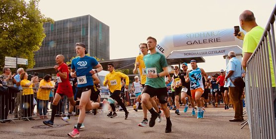 Start auf der Langstrecke beim 17. Nordhäuser City-Lauf (Foto: agl) Start auf der Langstrecke beim 17. Nordhäuser City-Lauf (Foto: agl)